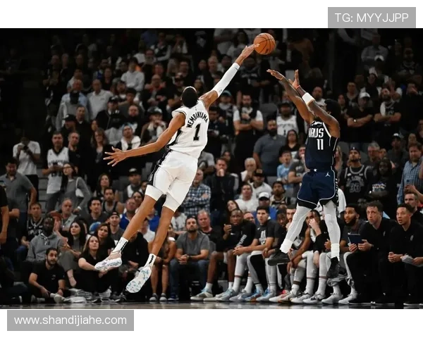 文班亚马获魔术师约翰逊奖 成马刺首人